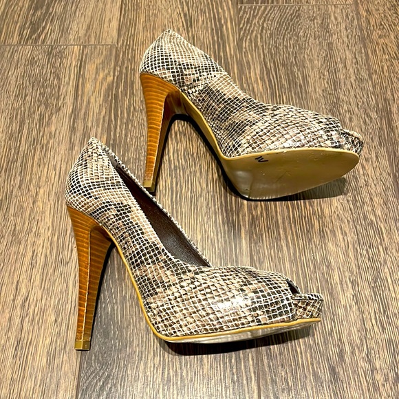 Locale ladies snakeskin high heels - Picture 5 of 9